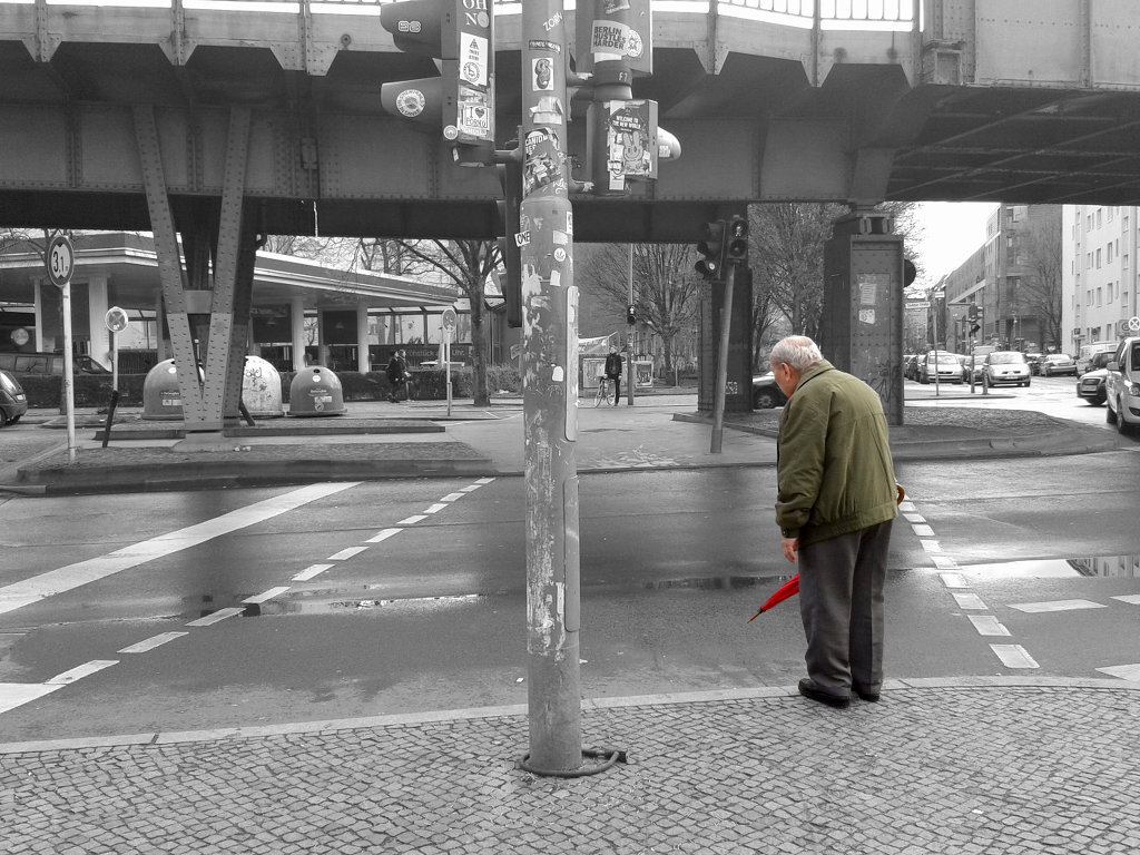 Old man standing, waiting to cross the street. Photo: Sanjin Đumišić.