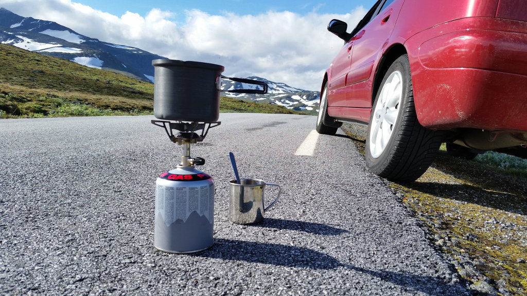 Morning cup on the mountain road. Photo: Sanjin Đumišić.