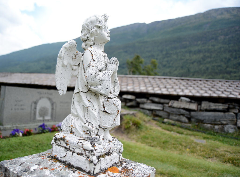 White angel in the Lom graveyard. Photo: Sanjin Đumišić.