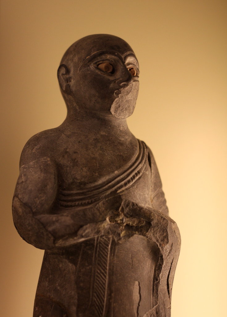 Sumerian Buddhist robe before Buddha. Photo: Sanjin Đumišić.