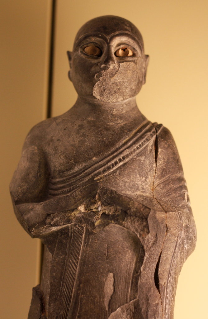 Sumerian Buddhist robe before Buddha. Photo: Sanjin Đumišić.