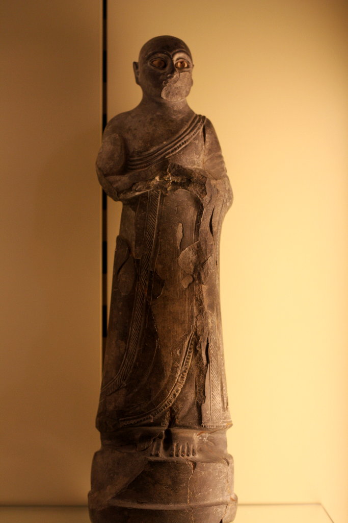 Sumerian Buddhist robe before Buddha. Photo: Sanjin Đumišić.