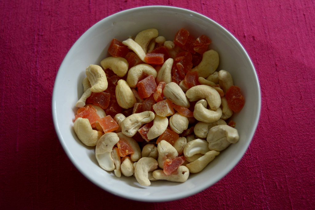 Cashew nuts and dried papaya. Photo: Sanjin Đumišić.