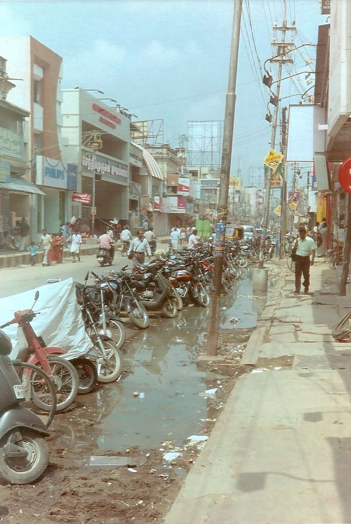 Dirty Indian street in Madurai. Photo: Sanjin Đumišić.
