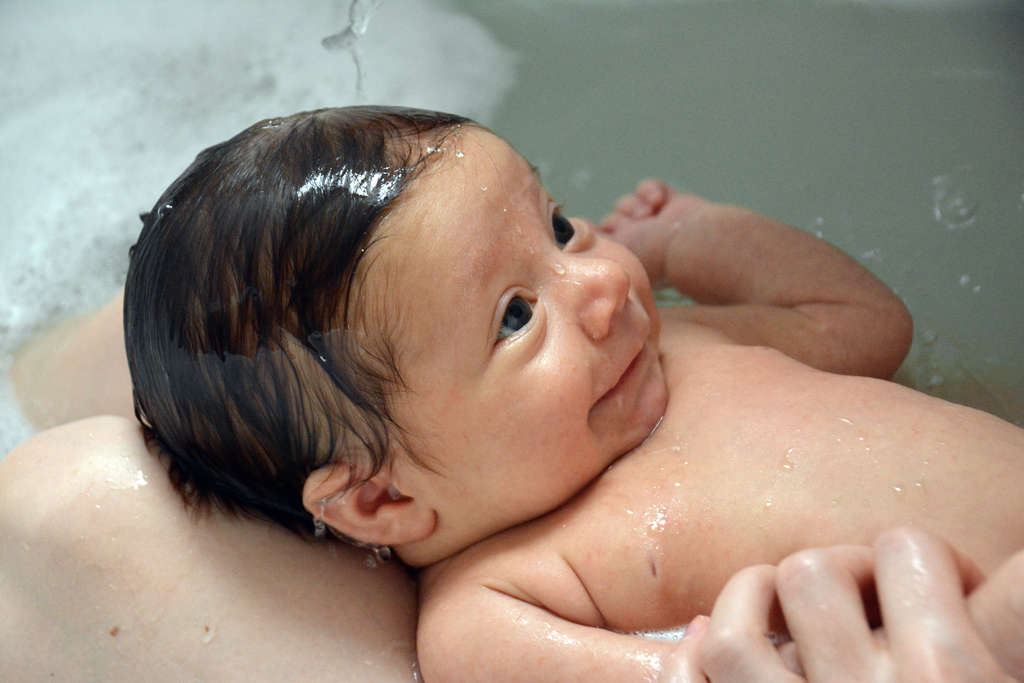 Lisa washing baby Florens. Photo: Sanjin Đumišić.