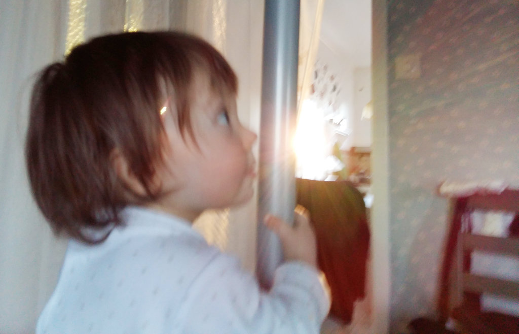 Baby Florens playing in Öland house. Photo: Sanjin Đumišić.