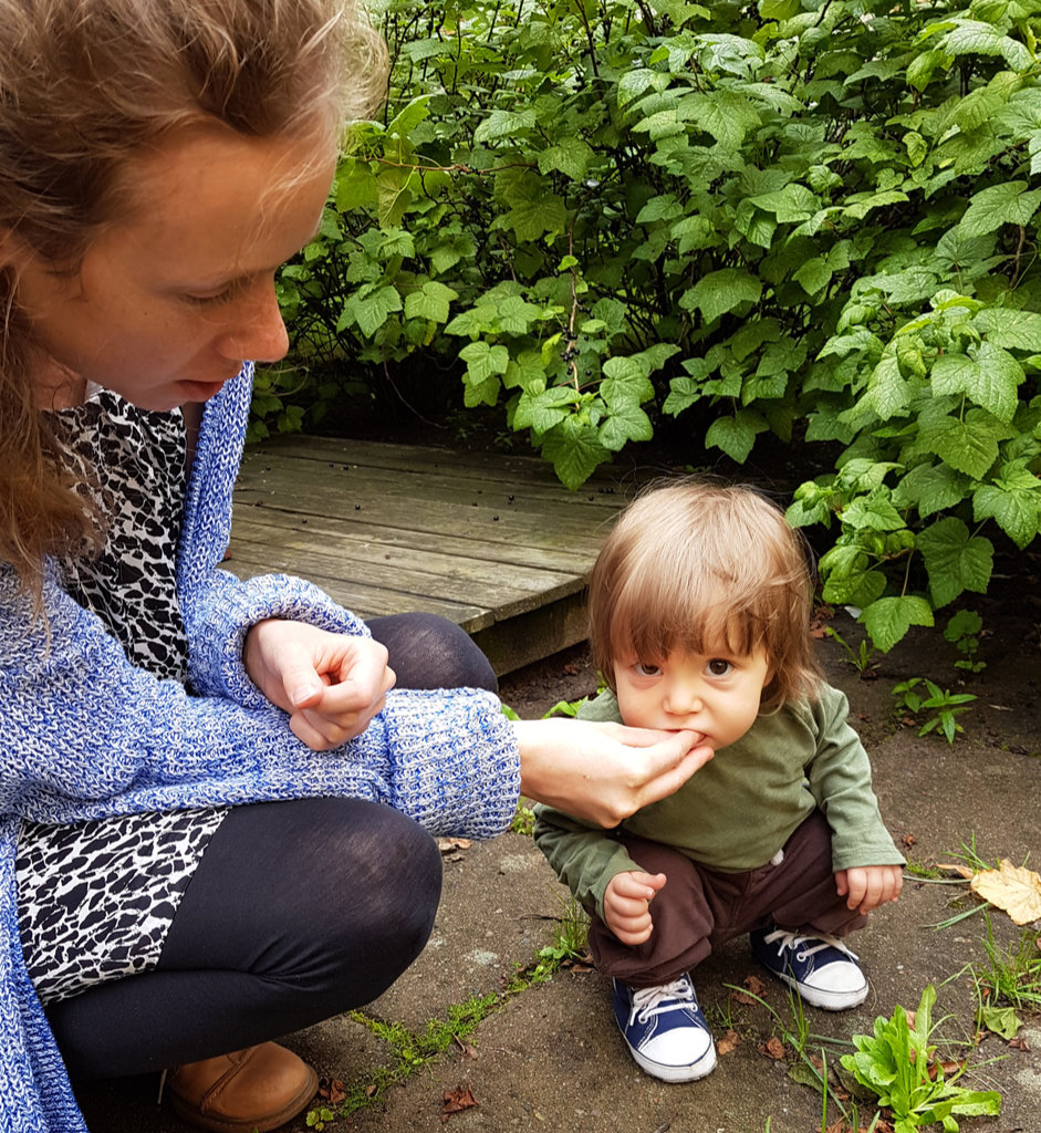 Lisa, baby Florens, eating blackcurrants. Photo: Sanjin Đumišić.