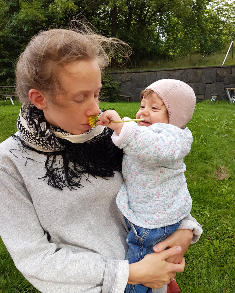Lisa with baby Florens and a dandelion. Photo: Sanjin Đumišić.