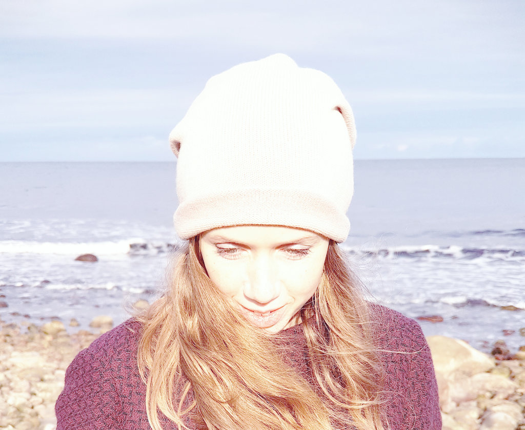 Lisa Sinclair, Öland beach portrait. Photo: Sanjin Đumišić.