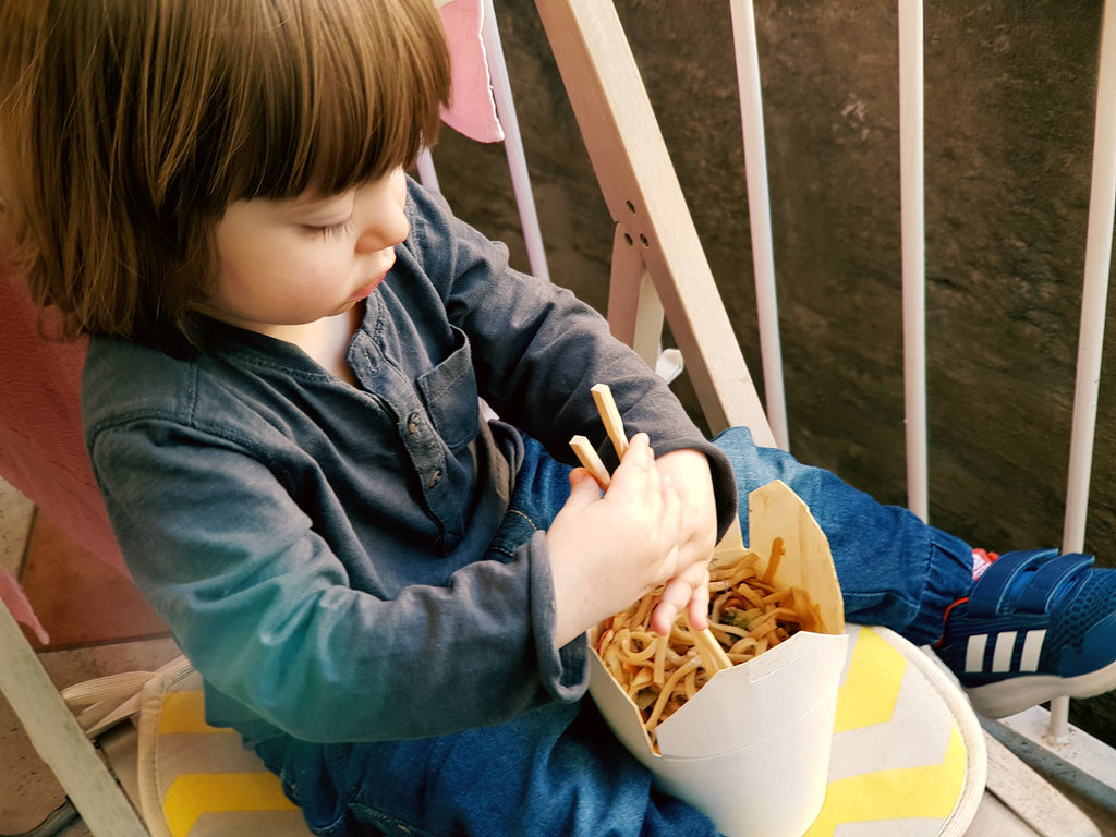 Florens eating wok noodles. Photo: Sanjin Đumišić.