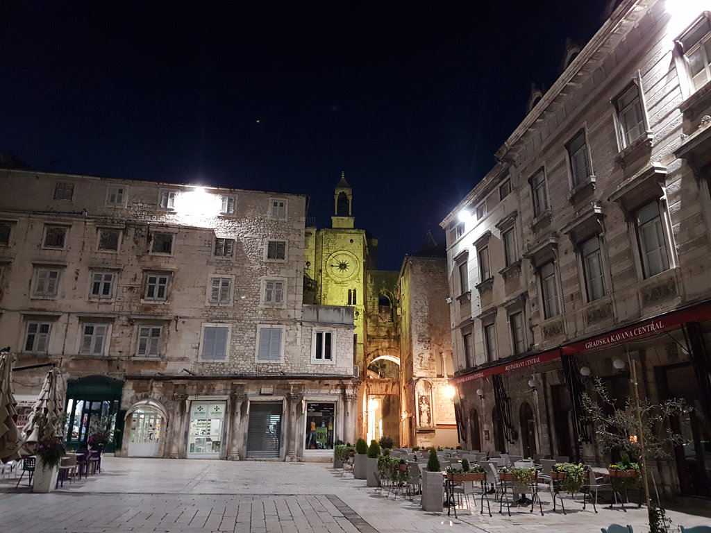 Night-time in Split's Pjaca. Photo: Sanjin Đumišić.