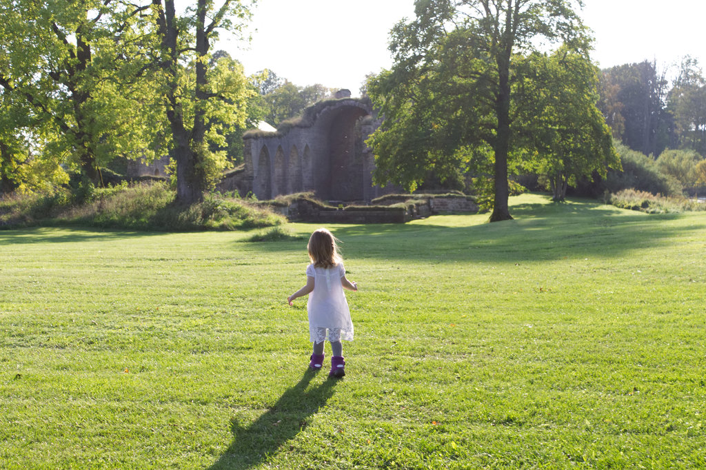 Florens at Alvastra Abbey Ruins. Photo: Sanjin Đumišić.