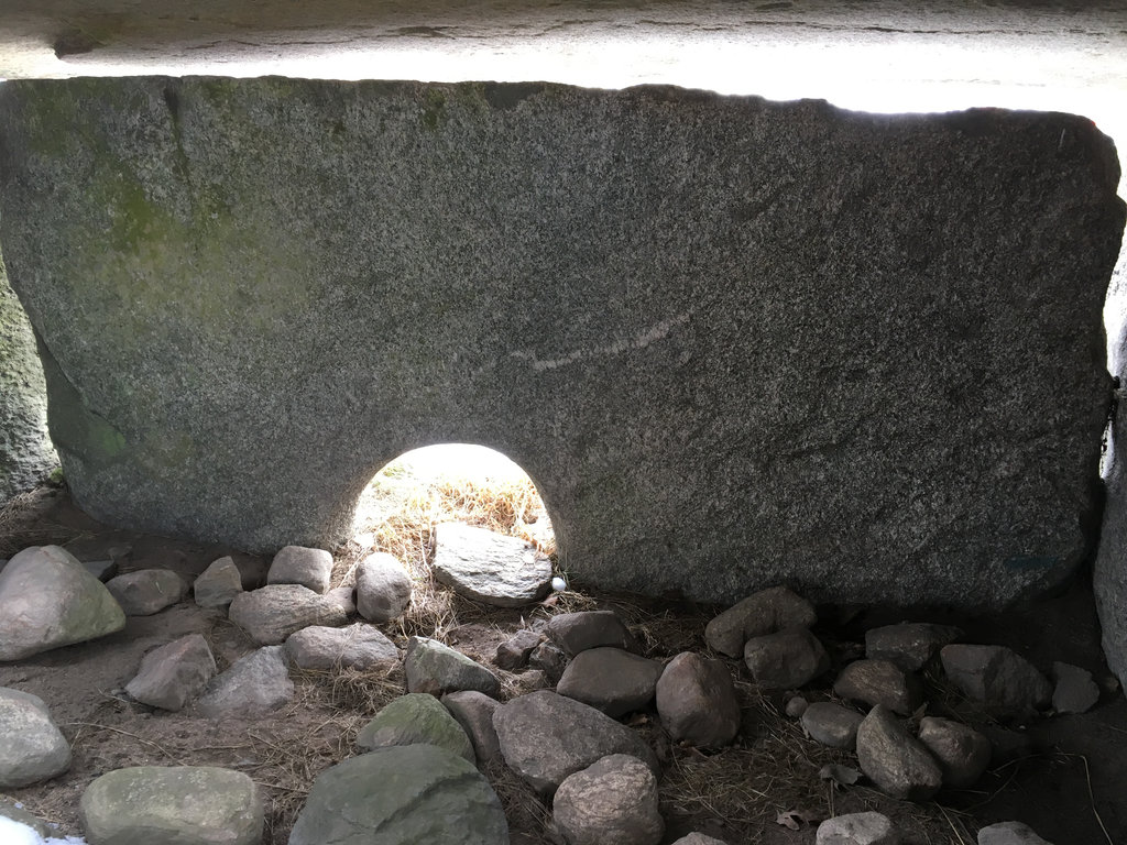 Ancient Chamber, Hällkistan Dvärgahuset. Photo: Sanjin Đumišić.